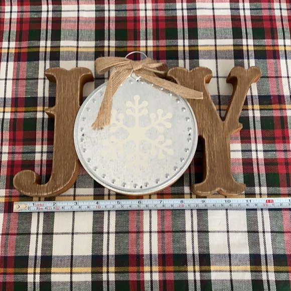 Holiday/Christmas “JOY” sign - wooden and galvanized silver materials - Picture 4 of 6